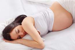 Можно ли спать на животе во время беременности фото